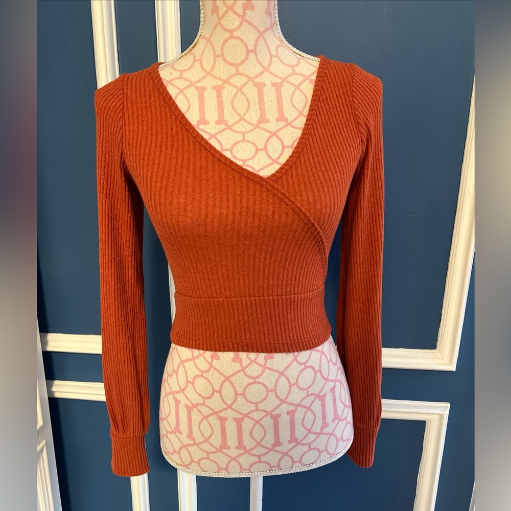 Hollister Cropped V-Neck Burnt Orange Knit Sweater - Size XS